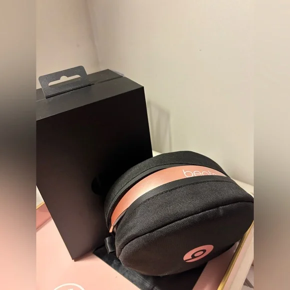 Beats by Dre Solo3 Wireless Headphones - Rose Gold